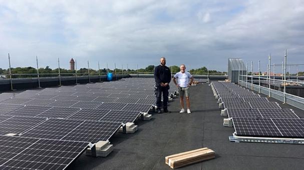 Servicechef Fredric Dahlgren (till höger), tillsammans med Geabs installatör kan konstatera att samtliga solcellspaneler nu är monterade på Riksantikvarieämbetets tak i Visby.