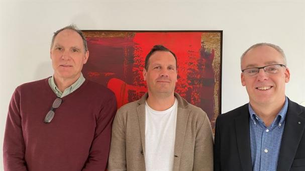 Från vänster: Peter Bertlin, Regionchef &Ouml;st Assemblin El, Johan Lundqvist, VD Lundqvist El och Daniel Klerdal, strategichef Assemblin El.