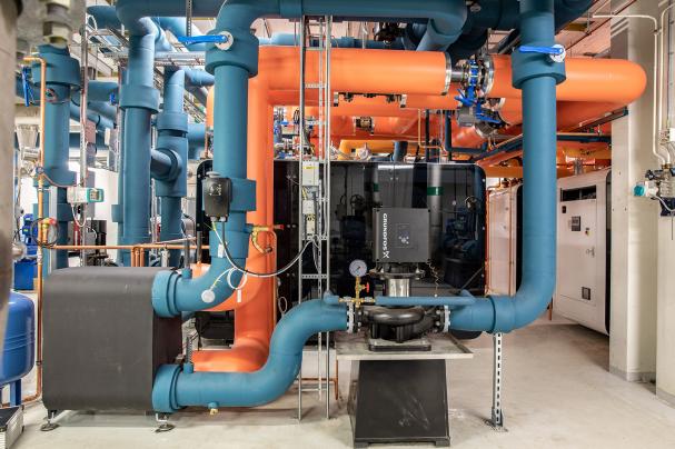 <br />Minskade inköp av fjärrvärme och el för att energiförsörja fastigheten har redan bidragit till ett minskat CO2-utslätt på ca 190 ton årligen. Det motsvarar exempelvis 1189 flygresor från Göteborg till Barcelona.